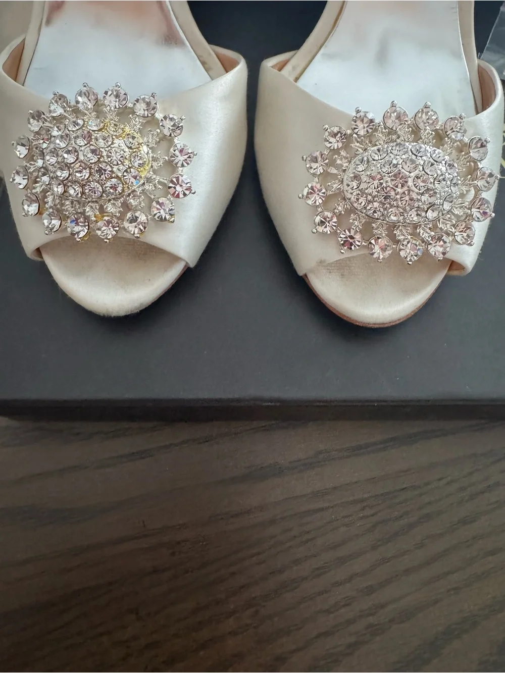 Badgley Mischka Lacie Ivory Satin Crystal Peep Toe Heels Size 7.5M w/ Box